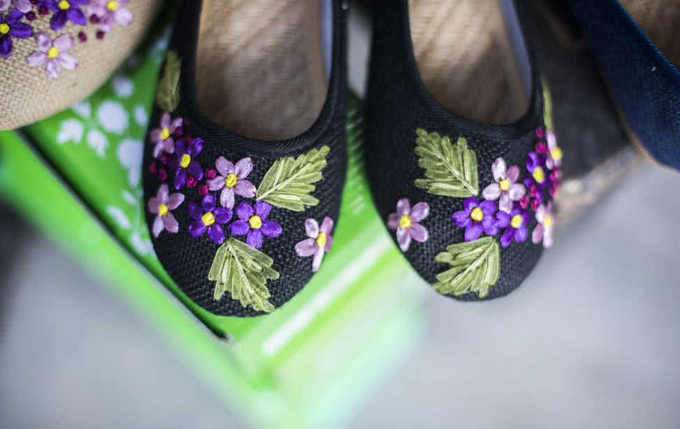 异国风绣花鞋饰品店